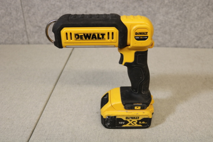 1417059-6 Ficklampa DeWalt & Golfklubba Tommy Armour