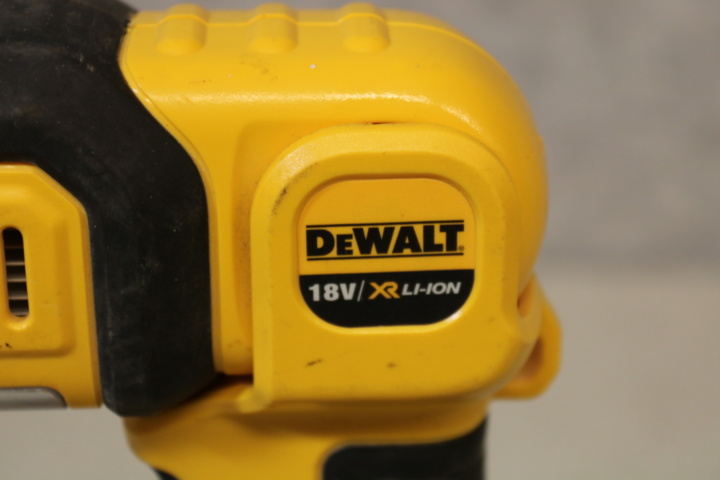 1417059-7 Ficklampa DeWalt & Golfklubba Tommy Armour