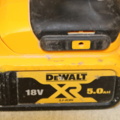 1417059-8 Ficklampa DeWalt & Golfklubba Tommy Armour