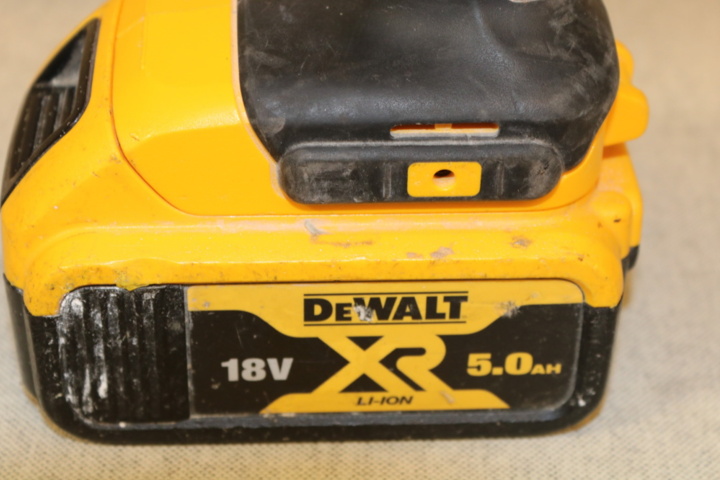 1417059-8 Ficklampa DeWalt & Golfklubba Tommy Armour