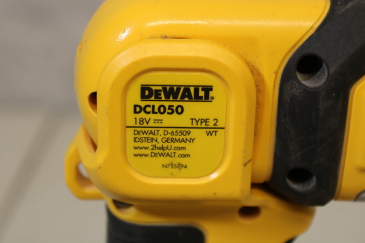1417059-9 Ficklampa DeWalt & Golfklubba Tommy Armour