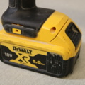 1417059-10 Ficklampa DeWalt & Golfklubba Tommy Armour