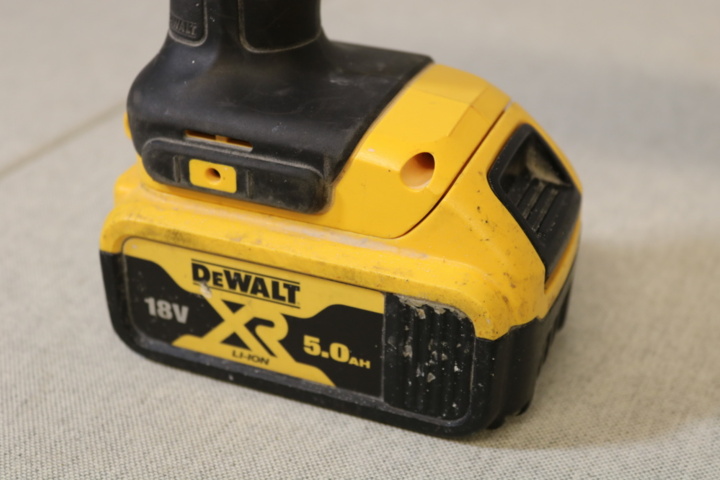 1417059-10 Ficklampa DeWalt & Golfklubba Tommy Armour