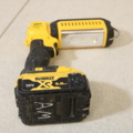 1417059-11 Ficklampa DeWalt & Golfklubba Tommy Armour