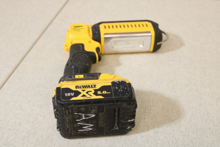 1417059-11 Ficklampa DeWalt & Golfklubba Tommy Armour