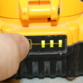 1417059-12 Ficklampa DeWalt & Golfklubba Tommy Armour