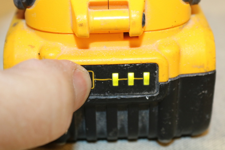 1417059-12 Ficklampa DeWalt & Golfklubba Tommy Armour
