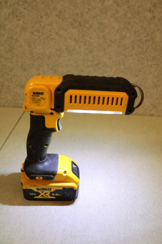 1417059-13 Ficklampa DeWalt & Golfklubba Tommy Armour