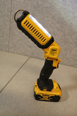 1417059-14 Ficklampa DeWalt & Golfklubba Tommy Armour