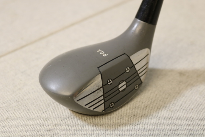 1417059-17 Ficklampa DeWalt & Golfklubba Tommy Armour