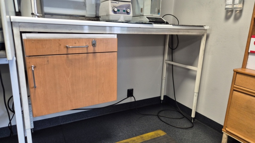 1532833-4 Work table with extraction