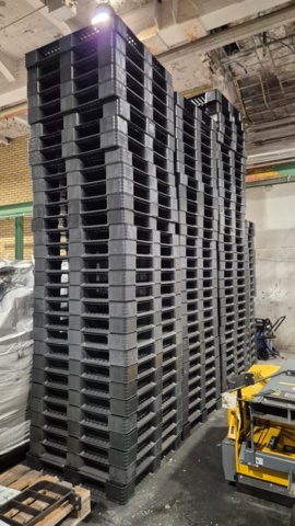 1534077-1 Plastic pallet