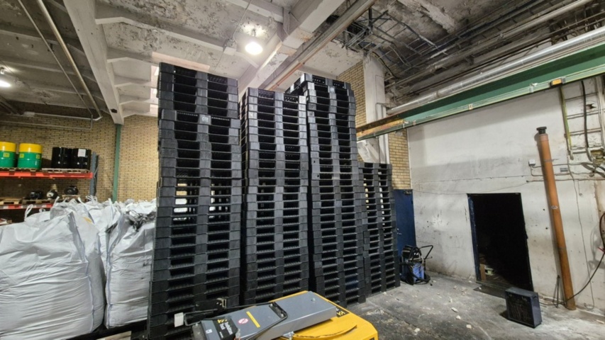 1534077-2 Plastic pallet