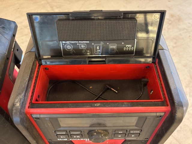 1511265-6 Arbetsradio/laddare med BT - x2 enheter - Milwaukee M18 RC