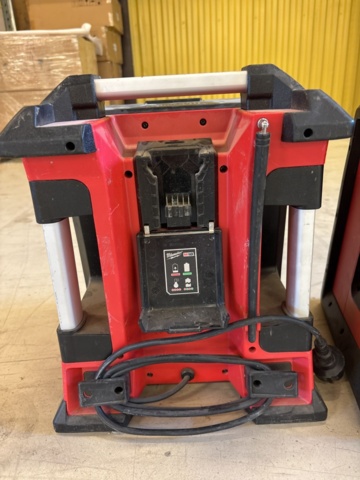 1511265-8 Arbetsradio/laddare med BT - x2 enheter - Milwaukee M18 RC