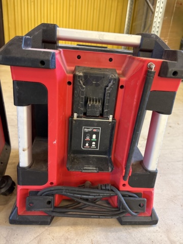 1511265-9 Arbetsradio/laddare med BT - x2 enheter - Milwaukee M18 RC