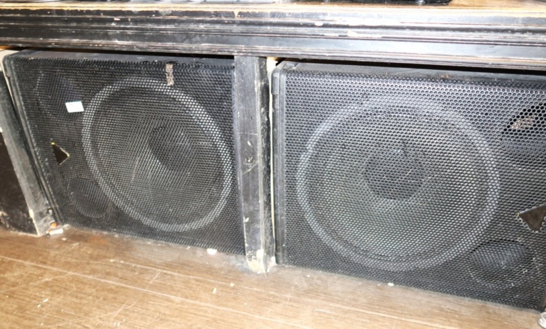 1070396-1 Behringer subwoofer