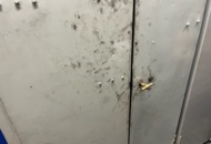 1534096 Äldre plåtskåp med innehåll verktyg borr gassvetsutrustning