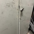 1534097-1 Plåtskåp med diverse gängverktyg