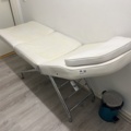 1351467-1 Massagebänk, stol, tavla, klädhängare samt hudvårdsprodukter