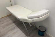 1351467 Massagebänk, stol, tavla, klädhängare samt hudvårdsprodukter