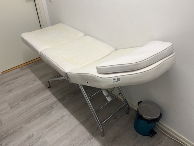 1351467-1 Massagebänk, stol, tavla, klädhängare samt hudvårdsprodukter