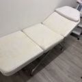 1351467-2 Massagebänk, stol, tavla, klädhängare samt hudvårdsprodukter