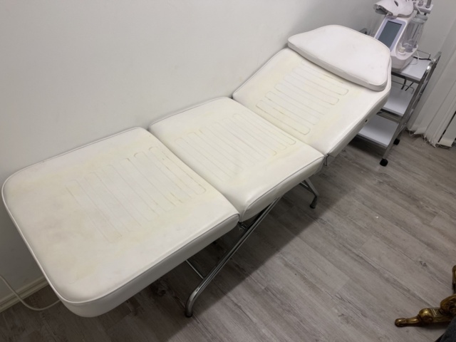 1351467-2 Massagebänk, stol, tavla, klädhängare samt hudvårdsprodukter