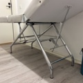 1351467-4 Massagebänk, stol, tavla, klädhängare samt hudvårdsprodukter