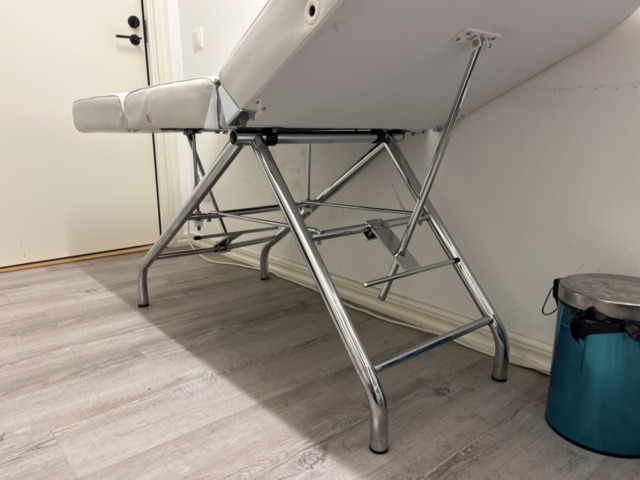 1351467-4 Massagebänk, stol, tavla, klädhängare samt hudvårdsprodukter