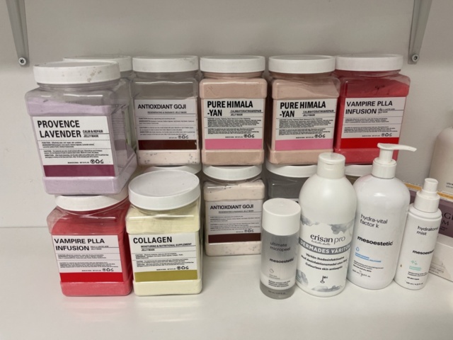1351467-10 Massagebänk, stol, tavla, klädhängare samt hudvårdsprodukter