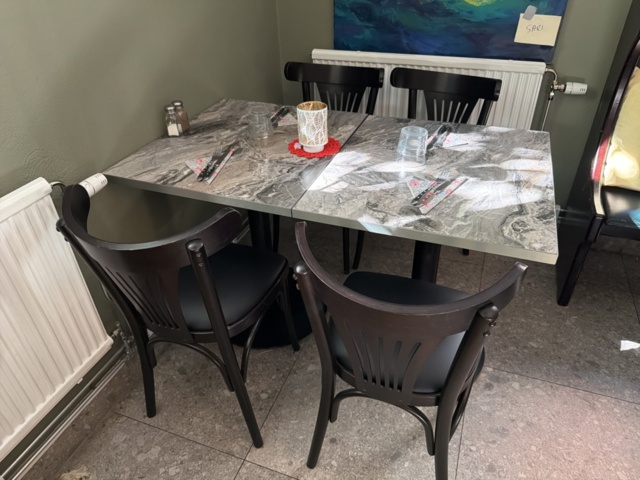 1532927-3 Restaurangmöblemang - Bord, stolar och TV