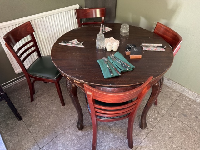 1532927-5 Restaurangmöblemang - Bord, stolar och TV