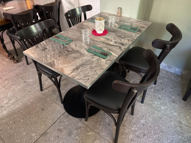 1532927-7 Restaurangmöblemang - Bord, stolar och TV