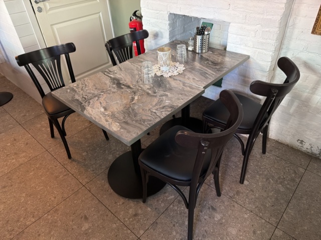 1532927-8 Restaurangmöblemang - Bord, stolar och TV