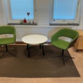 1500006-4 Kontorsinredning med skrivbord, förvaring och sittgrupp