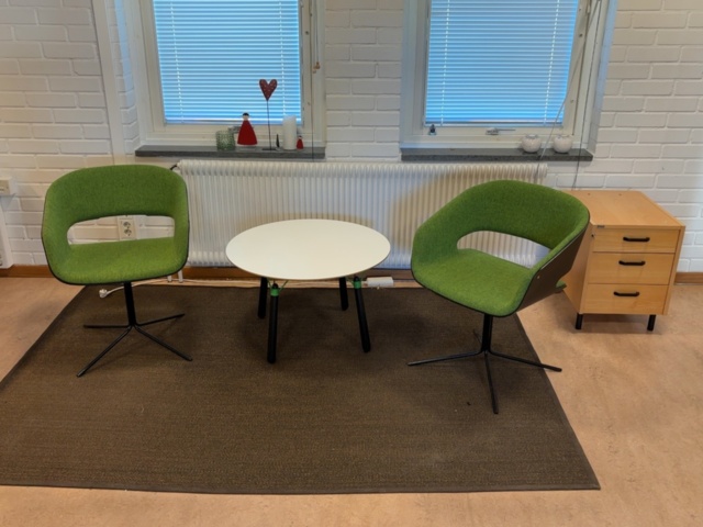1500006-4 Kontorsinredning med skrivbord, förvaring och sittgrupp