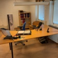 1500006-5 Kontorsinredning med skrivbord, förvaring och sittgrupp