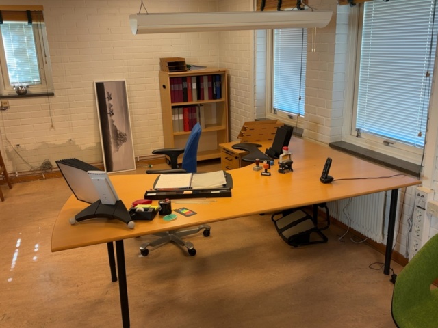 1500006-5 Kontorsinredning med skrivbord, förvaring och sittgrupp
