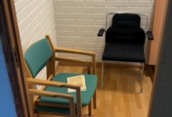 1500009 Kontorsmöbler med stolar, bokhylla och skärmväggar
