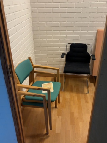 1500009-1 Kontorsmöbler med stolar, bokhylla och skärmväggar