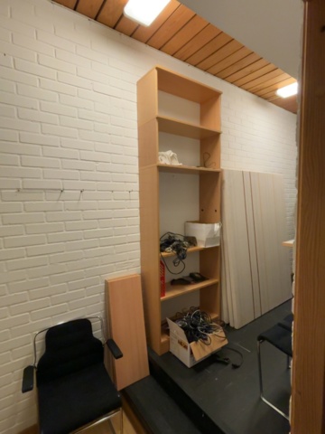 1500009-2 Kontorsmöbler med stolar, bokhylla och skärmväggar