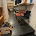 1500009-3 Kontorsmöbler med stolar, bokhylla och skärmväggar