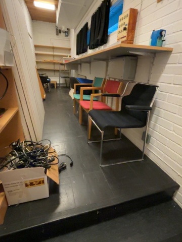1500009-3 Kontorsmöbler med stolar, bokhylla och skärmväggar