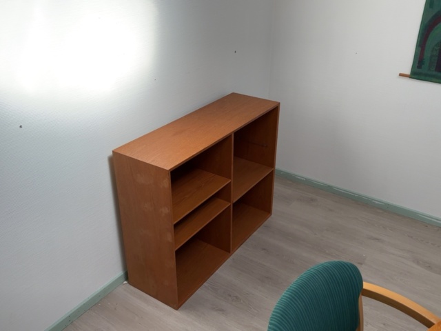 1500017-2 Möbelparti med väggtextil