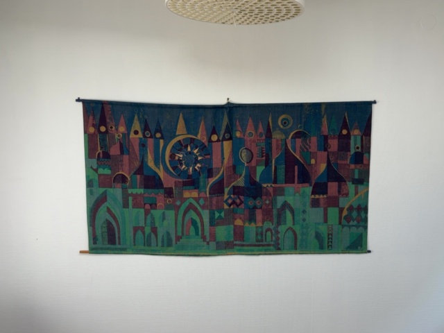 1500017-3 Möbelparti med väggtextil