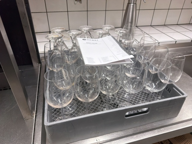1532945-4 Diverse köksutensilier - Kastruller, porslin, glas, m.m.