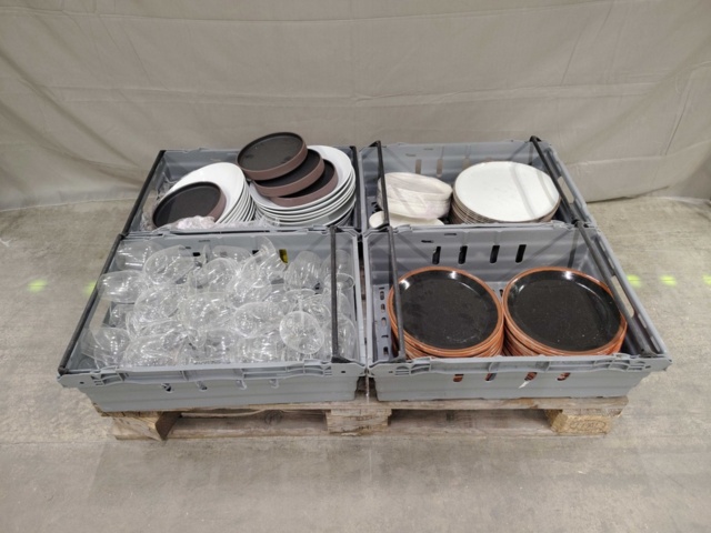 1533533-1 Serving china & wine glasses, approx: 127 pcs - Steelite, Figgjo, Tavrin, Playground