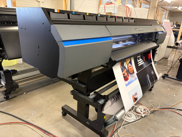 1530830-2 Large format printer with integrated cutting plotter - Roland TrueVIS VG3-540