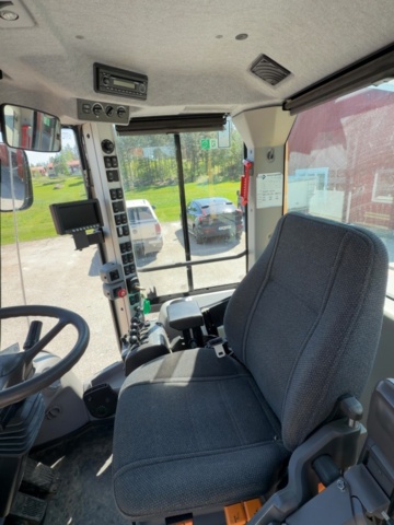 1529714-11 Wheel loader with quick hitch - Volvo L60G - 2014